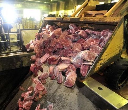 云南查處食品黑窩點(diǎn)，12噸“三無(wú)”肉制品被銷毀，兩人被拘留